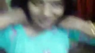 عجیب ایشیائی لڑکا کھ ...